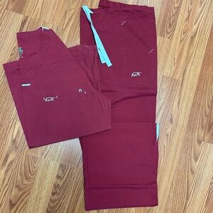 Women’s IguanaMed Scrub Set. Top XL. Pants L